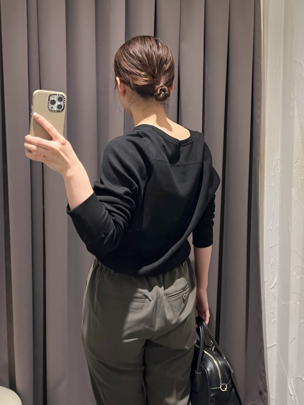 ブラック系のTシャツ/カットソー、ブラック系のボストンバッグ、ブラウン系のその他パンツを着用したレディースの秋コーディネートの7枚目の写真