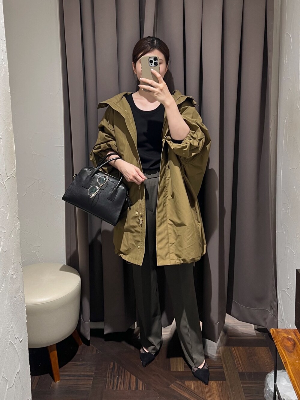 イエロー系のその他アウター、ブラック系のTシャツ/カットソー、ブラウン系のその他パンツを着用したレディースの秋コーディネートの2枚目の写真