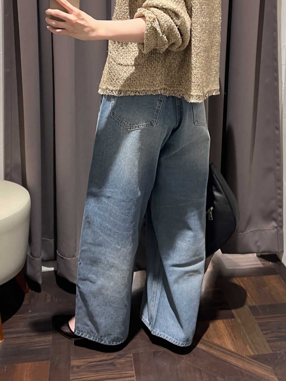 ベージュ系のカーディガン/ボレロ、ブルー系のデニムパンツ、ブラック系のショルダーバッグを着用したレディースの秋コーディネートの9枚目の写真