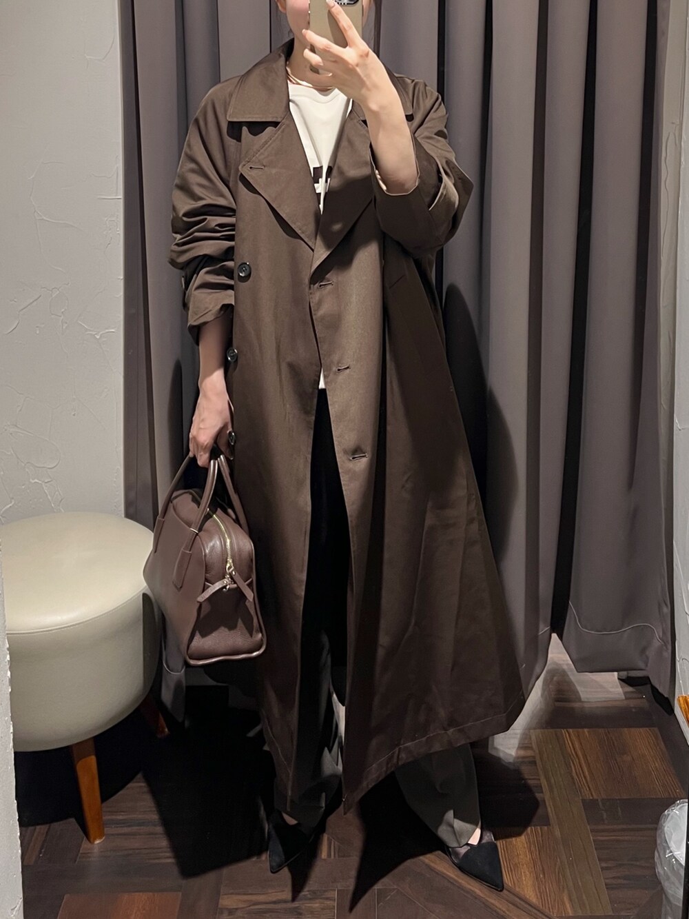 ブラウン系のその他アウター、ホワイト系のスウェット、ブラウン系のその他パンツを着用したレディースの冬コーディネートの5枚目の写真