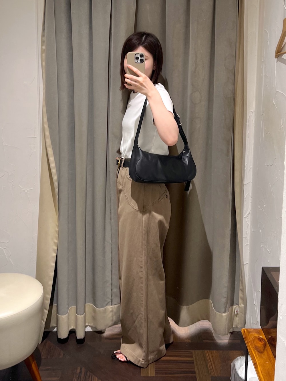「おでかけコーデ、シンプルスタイル、オトナカジュアル、お出かけコーデ、パンツスタイル、白Tシャツ、コンパクトトップス、Tシャツ」｜「RIVE DROITEの【こなれ感抜群】カウボーイカットパンツ（その他パンツ、ブラウン系）」を使った、アカネさん（レディース・155cm）の夏コーディネートの2枚目の写真