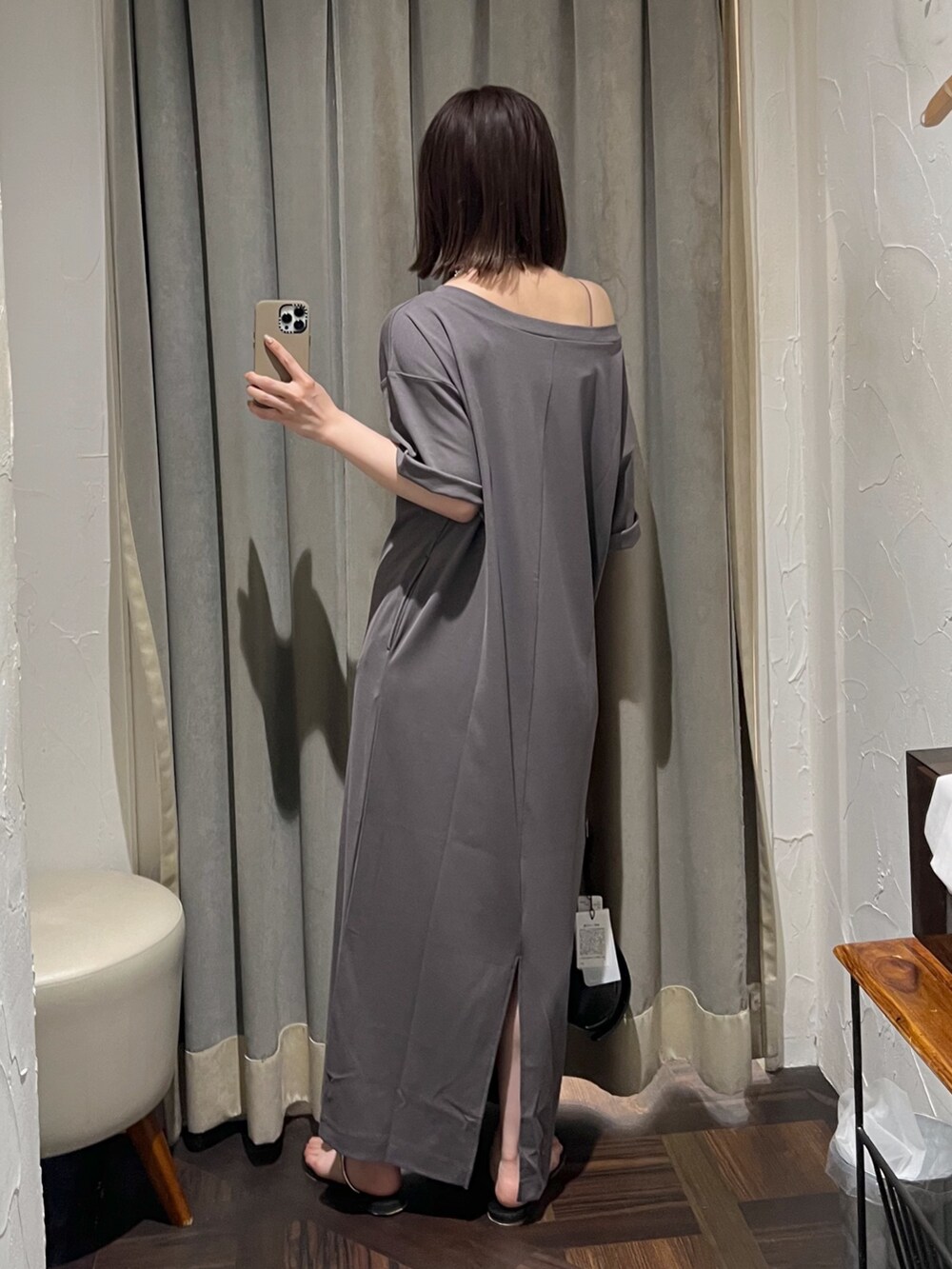 グレー系のワンピース、シルバー系のネックレス、シルバー系のブレスレットを着用したレディースの夏コーディネートの3枚目の写真