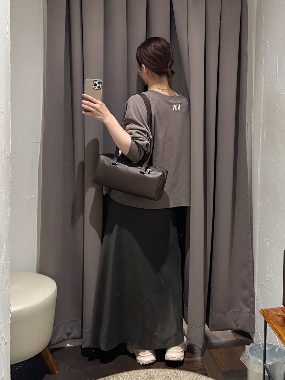 ブラウン系のスウェット、ブラウン系のスカート、ブラウン系のショルダーバッグを着用したレディースの秋コーディネートの4枚目の写真