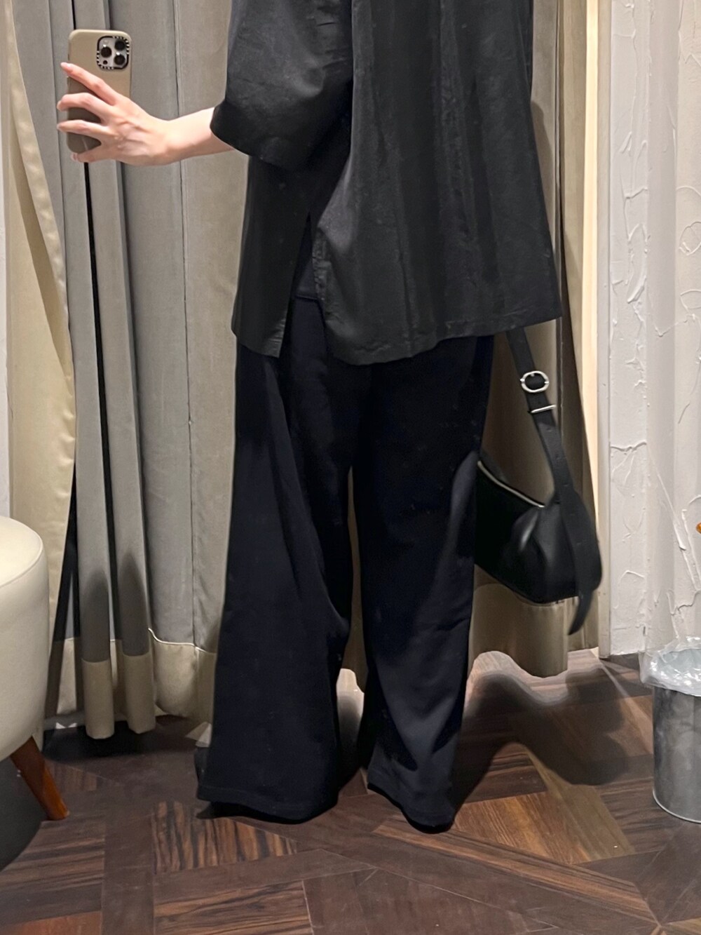 「シャツ、シャツスタイル、スウェット、スウェットパンツ、ブラック、ブラックコーデ、シアートップス、夏服、大人カジュアルコーデ、ラクチンコーデ、夏コーデ」|「RIVE DROITEの【コーデのポイントに】レザーボディバッグ(ハンドバッグ、ブラック系)」を使った、アカネさん(レディース・155cm)の夏コーディネートの8枚目の写真