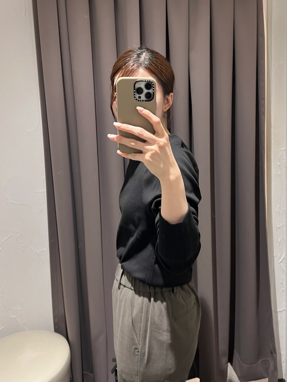 ブラック系のTシャツ/カットソー、ブラック系のボストンバッグ、ブラウン系のその他パンツを着用したレディースの秋コーディネートの6枚目の写真