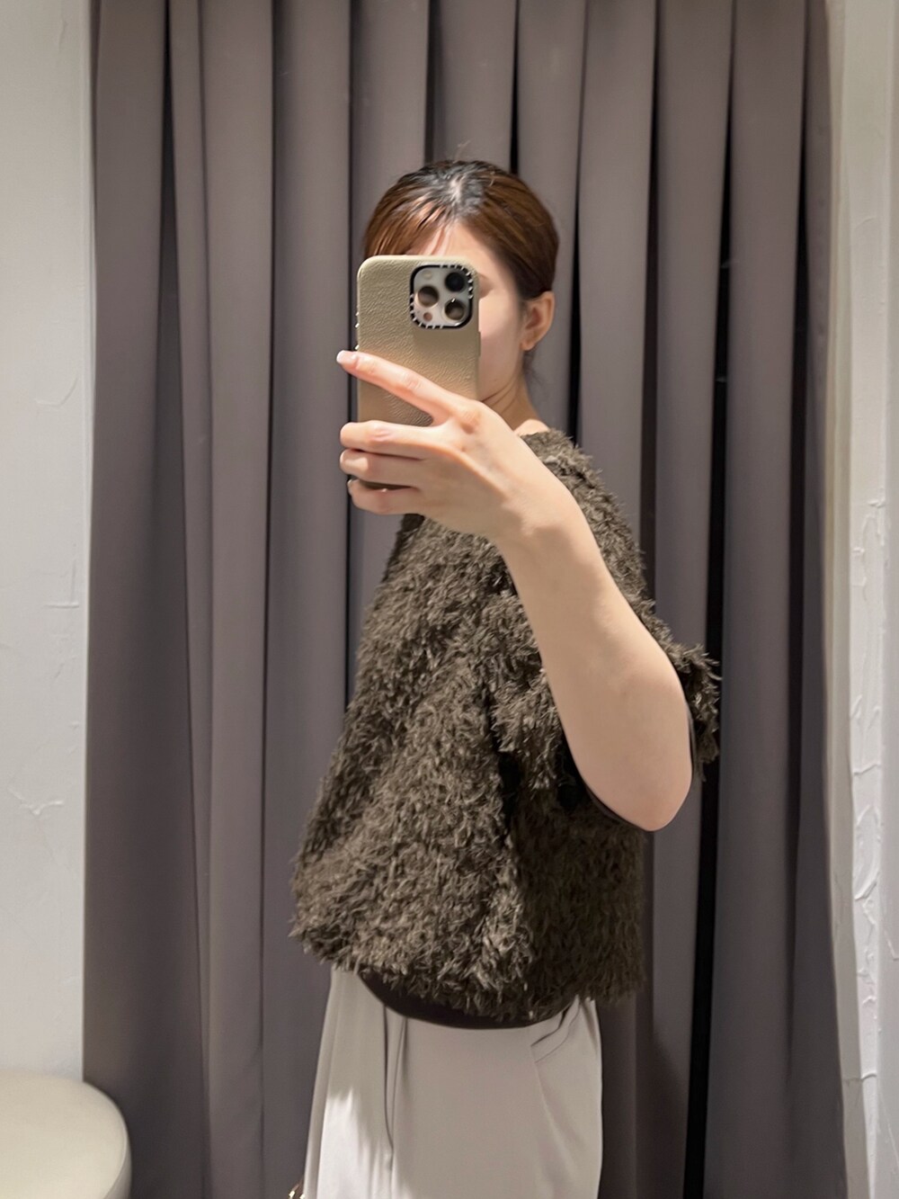 ブラウン系のシャツ/ブラウス、グレー系のスラックス、ブラウン系のパンプスを着用したレディースの秋コーディネートの5枚目の写真