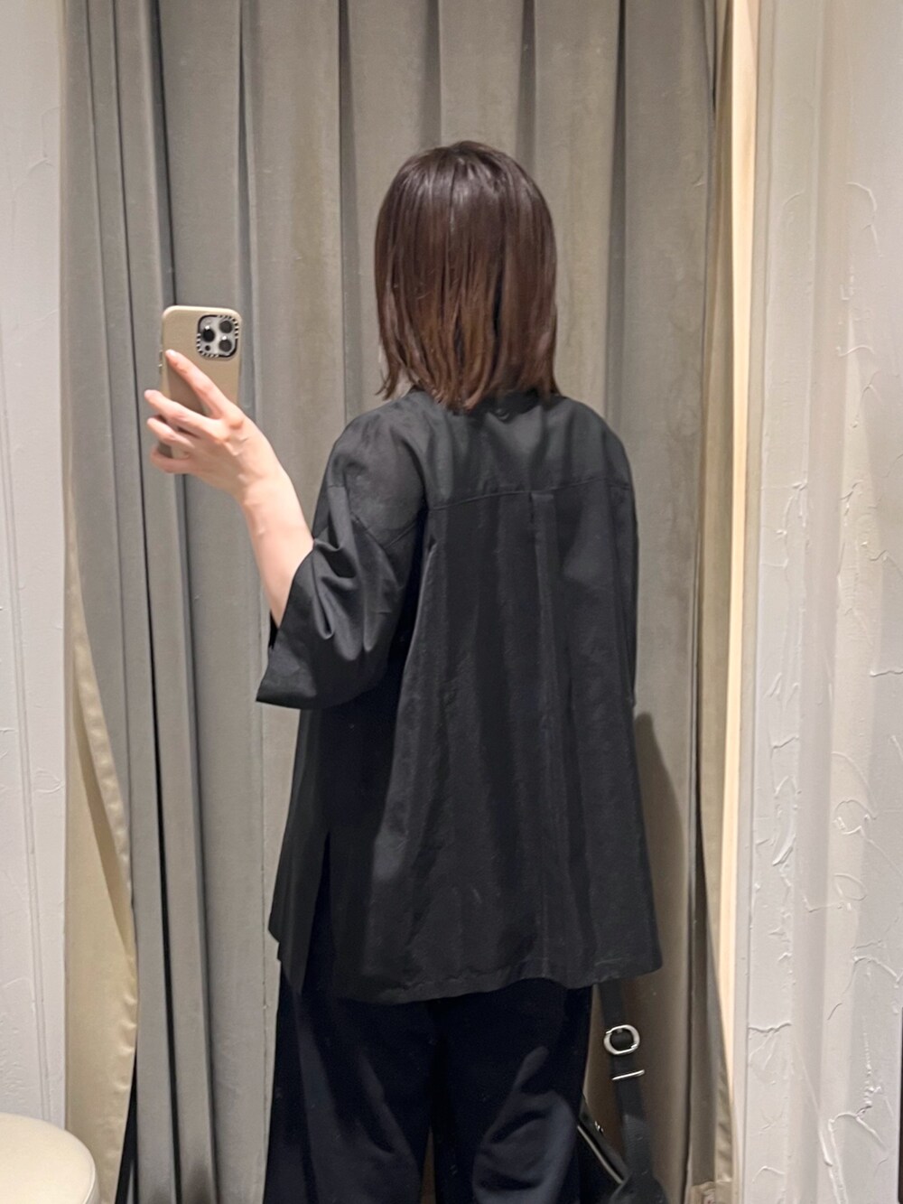 「シャツ、シャツスタイル、スウェット、スウェットパンツ、ブラック、ブラックコーデ、シアートップス、夏服、大人カジュアルコーデ、ラクチンコーデ、夏コーデ」|「RIVE DROITEの【コーデのポイントに】レザーボディバッグ(ハンドバッグ、ブラック系)」を使った、アカネさん(レディース・155cm)の夏コーディネートの6枚目の写真