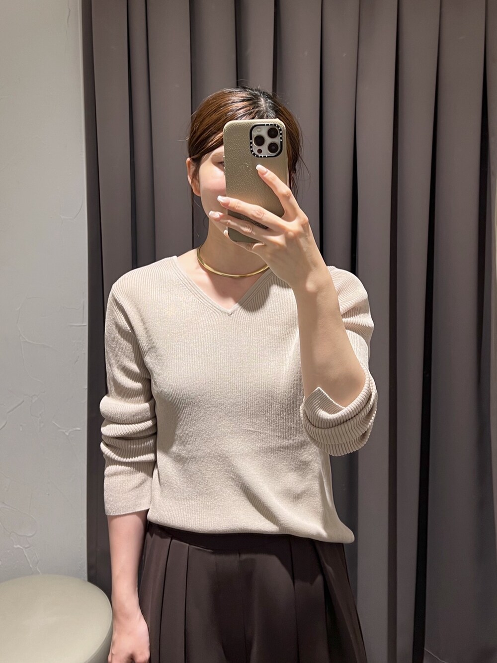 ブラウン系のカーディガン/ボレロ、ブラウン系のスラックス、ブラック系のパンプスを着用したレディースの冬コーディネートの9枚目の写真