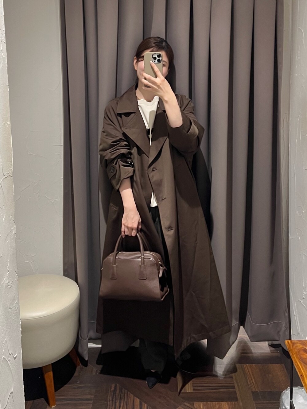 ブラウン系のその他アウター、ホワイト系のスウェット、ブラウン系のその他パンツを着用したレディースの冬コーディネートの2枚目の写真