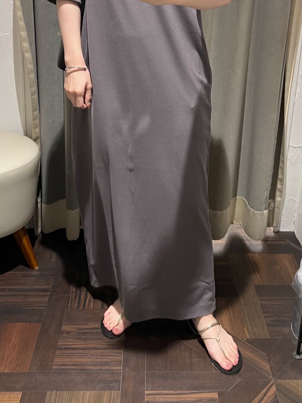 グレー系のワンピース、シルバー系のネックレス、シルバー系のブレスレットを着用したレディースの夏コーディネートの6枚目の写真