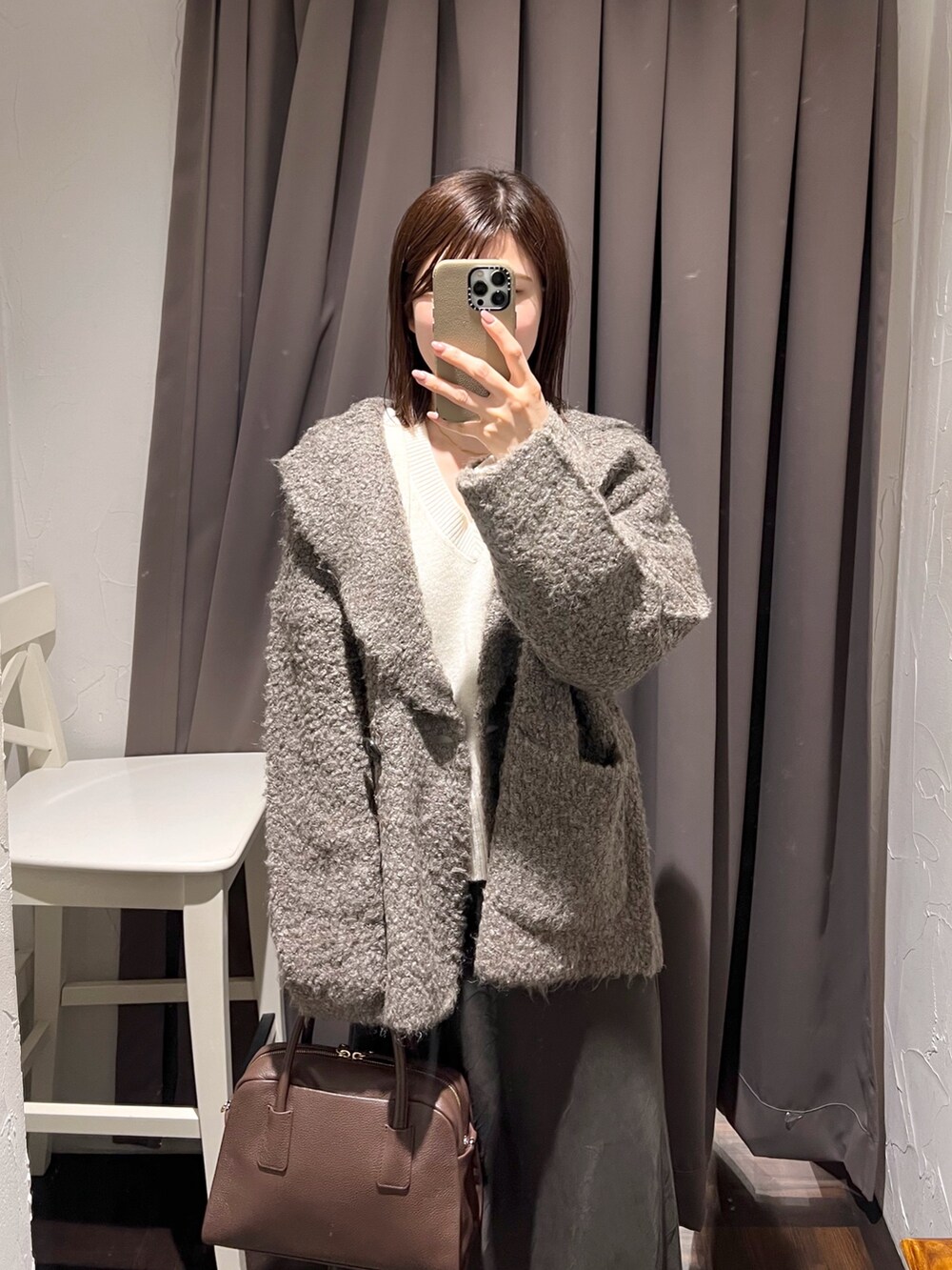 ブラウン系のその他アウター、ブラウン系のスカート、ホワイト系のニット/セーターを着用したレディースの秋コーディネートの5枚目の写真