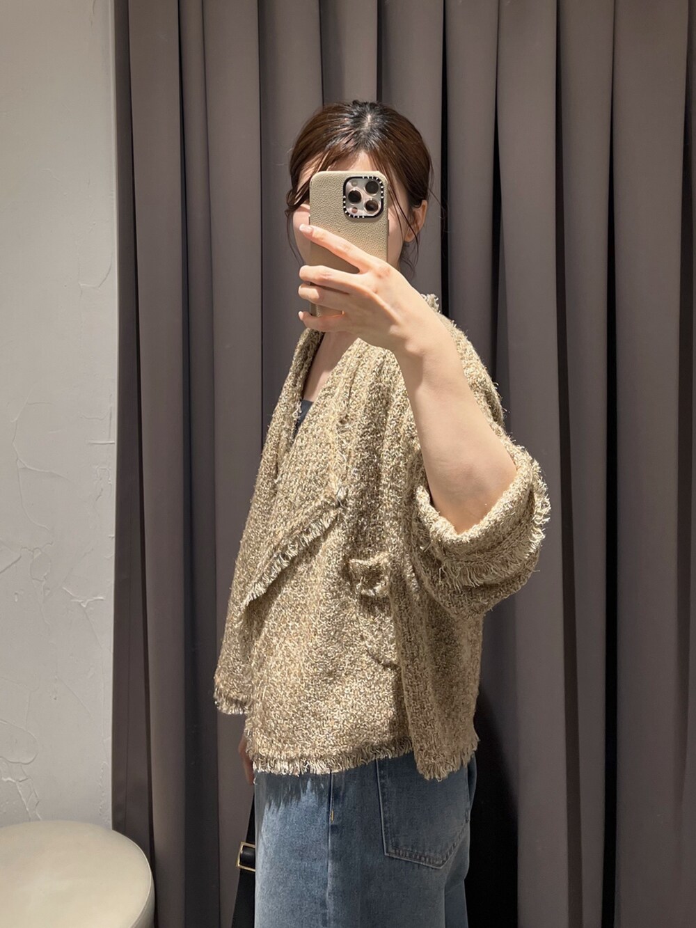 ベージュ系のカーディガン/ボレロ、ブルー系のデニムパンツ、ブラック系のショルダーバッグを着用したレディースの秋コーディネートの5枚目の写真