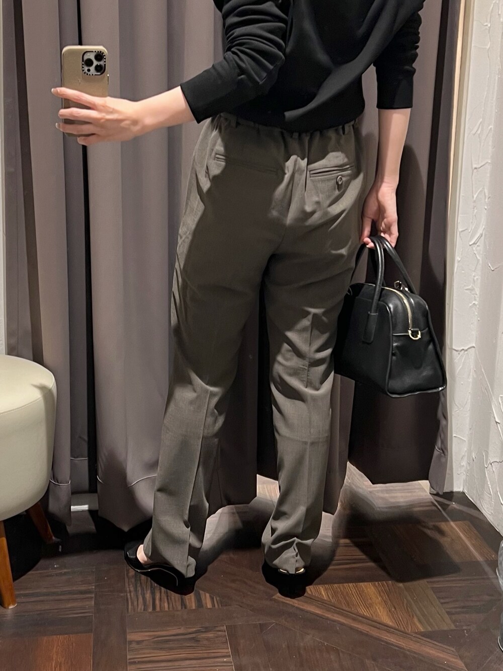 ブラック系のTシャツ/カットソー、ブラック系のボストンバッグ、ブラウン系のその他パンツを着用したレディースの秋コーディネートの10枚目の写真