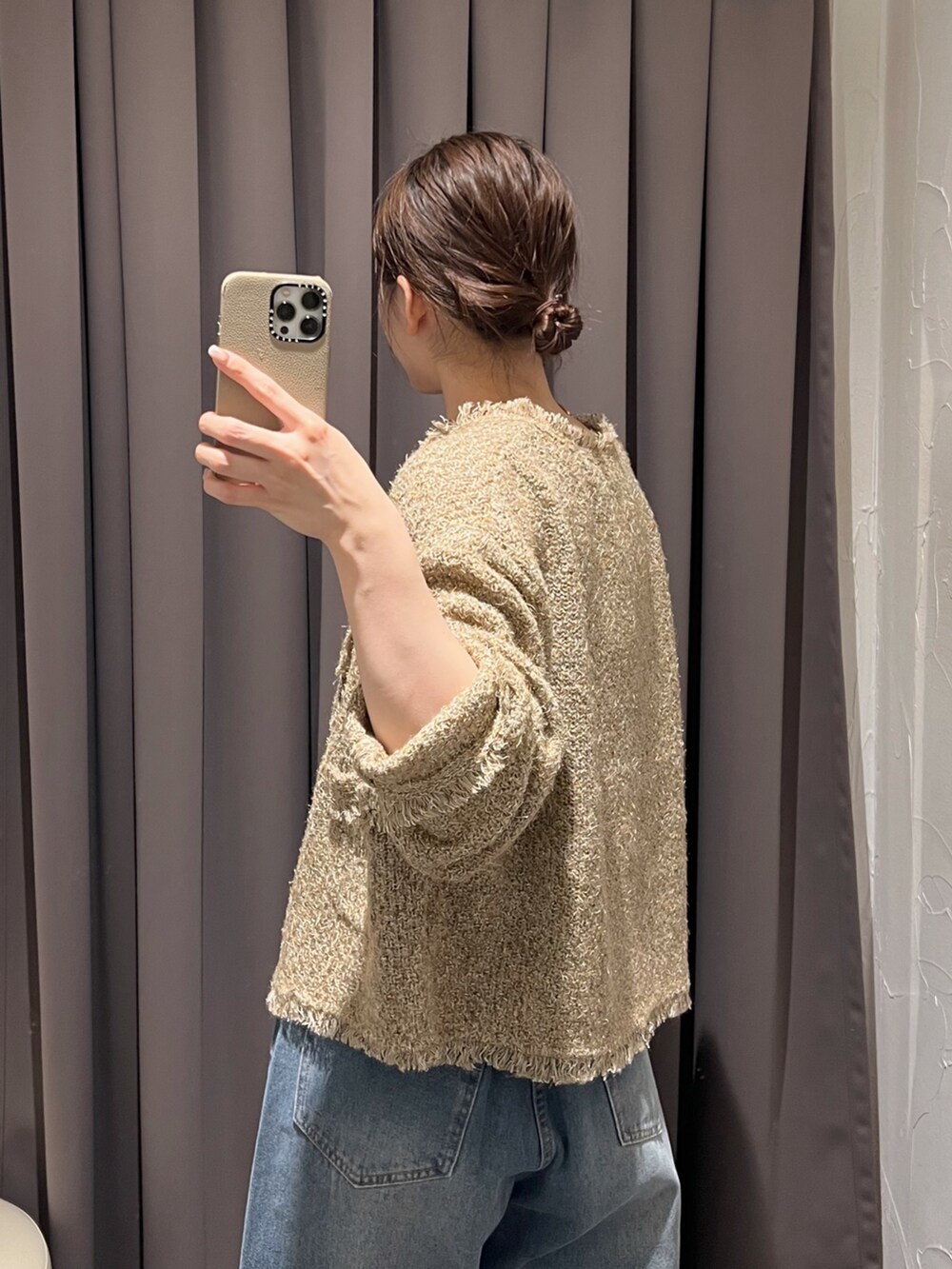 ベージュ系のカーディガン/ボレロ、ブルー系のデニムパンツ、ブラック系のショルダーバッグを着用したレディースの秋コーディネートの6枚目の写真