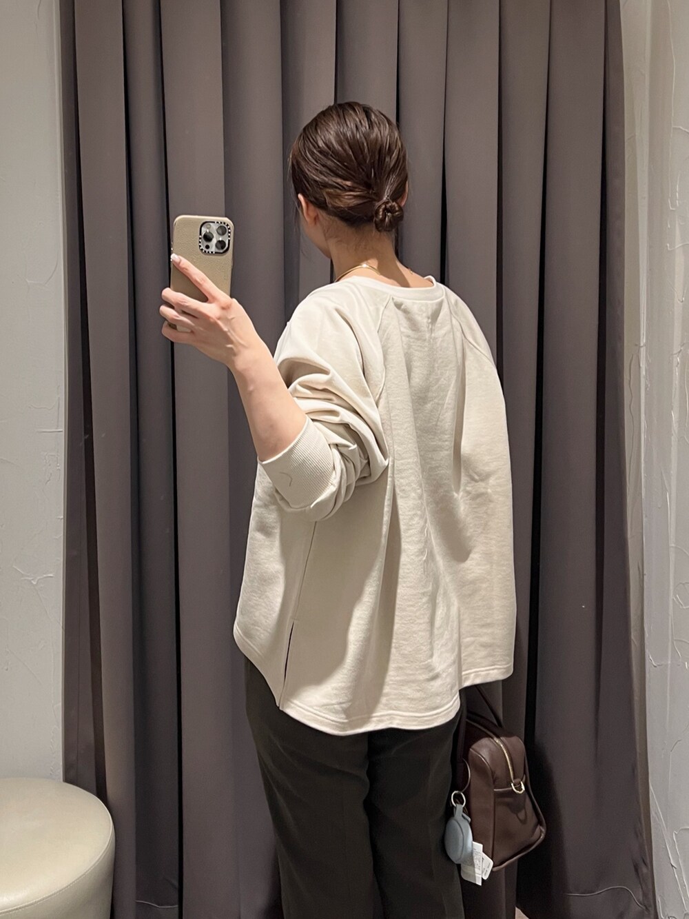 ベージュ系のスウェット、ブラウン系のその他パンツ、ブラウン系のボストンバッグを着用したレディースの秋コーディネートの5枚目の写真