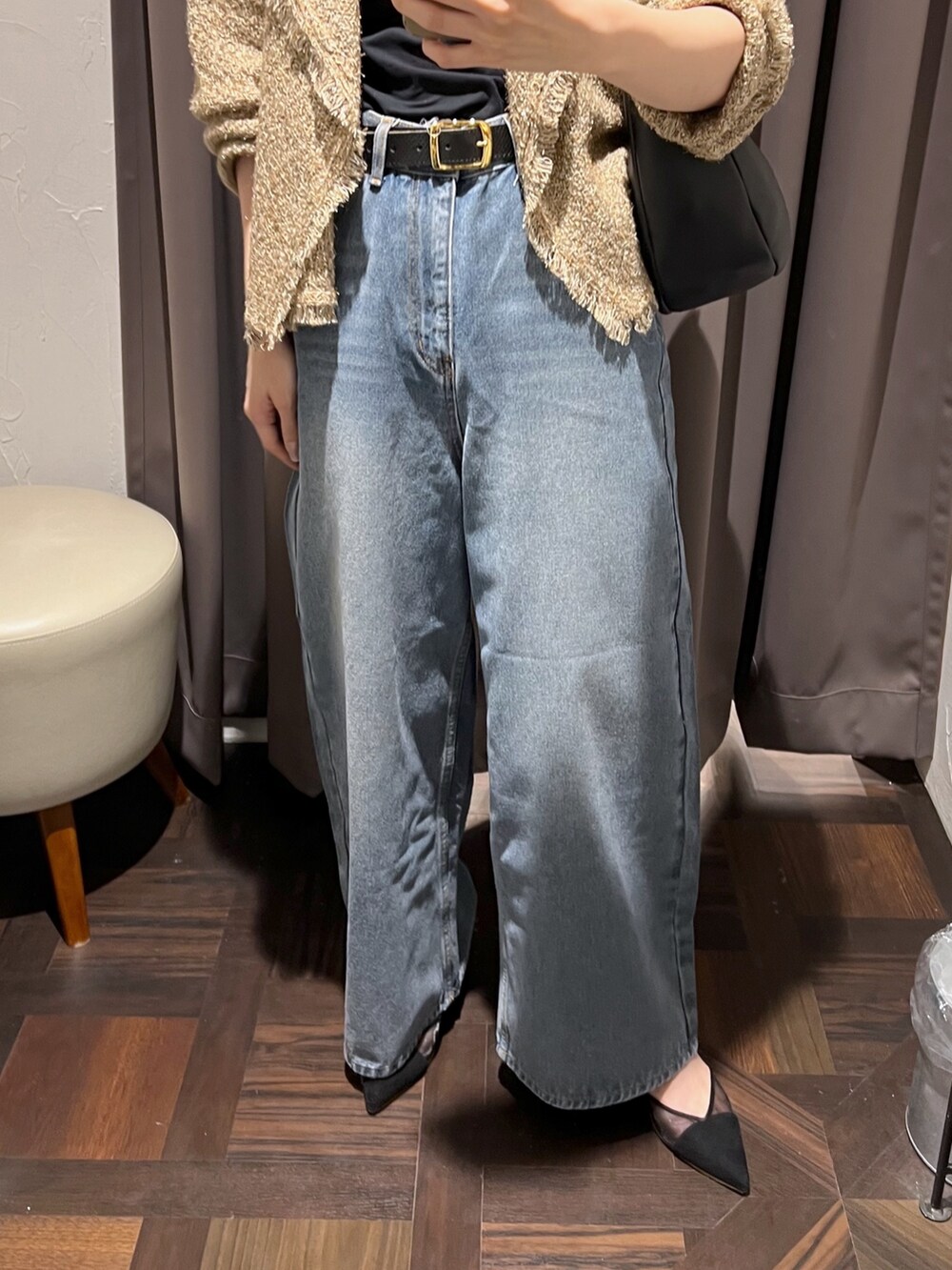 ベージュ系のカーディガン/ボレロ、ブルー系のデニムパンツ、ブラック系のショルダーバッグを着用したレディースの秋コーディネートの7枚目の写真