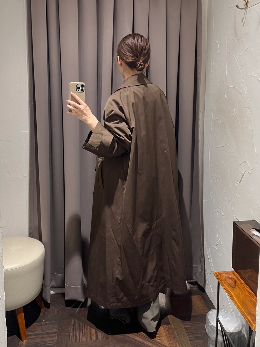 ブラウン系のその他アウター、ホワイト系のスウェット、ブラウン系のその他パンツを着用したレディースの冬コーディネートの4枚目の写真