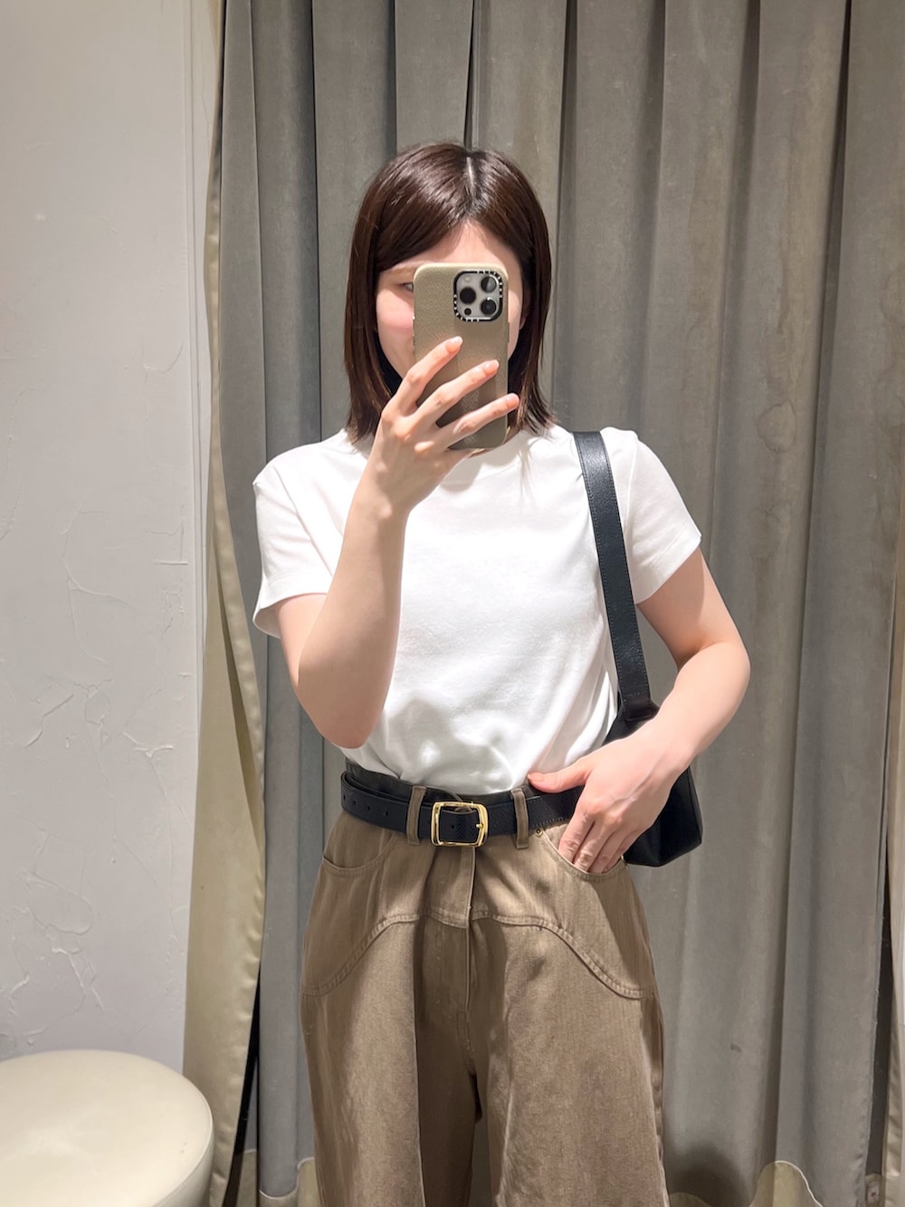 「おでかけコーデ、シンプルスタイル、オトナカジュアル、お出かけコーデ、パンツスタイル、白Tシャツ、コンパクトトップス、Tシャツ」｜「RIVE DROITEの【こなれ感抜群】カウボーイカットパンツ（その他パンツ、ブラウン系）」を使った、アカネさん（レディース・155cm）の夏コーディネートの4枚目の写真