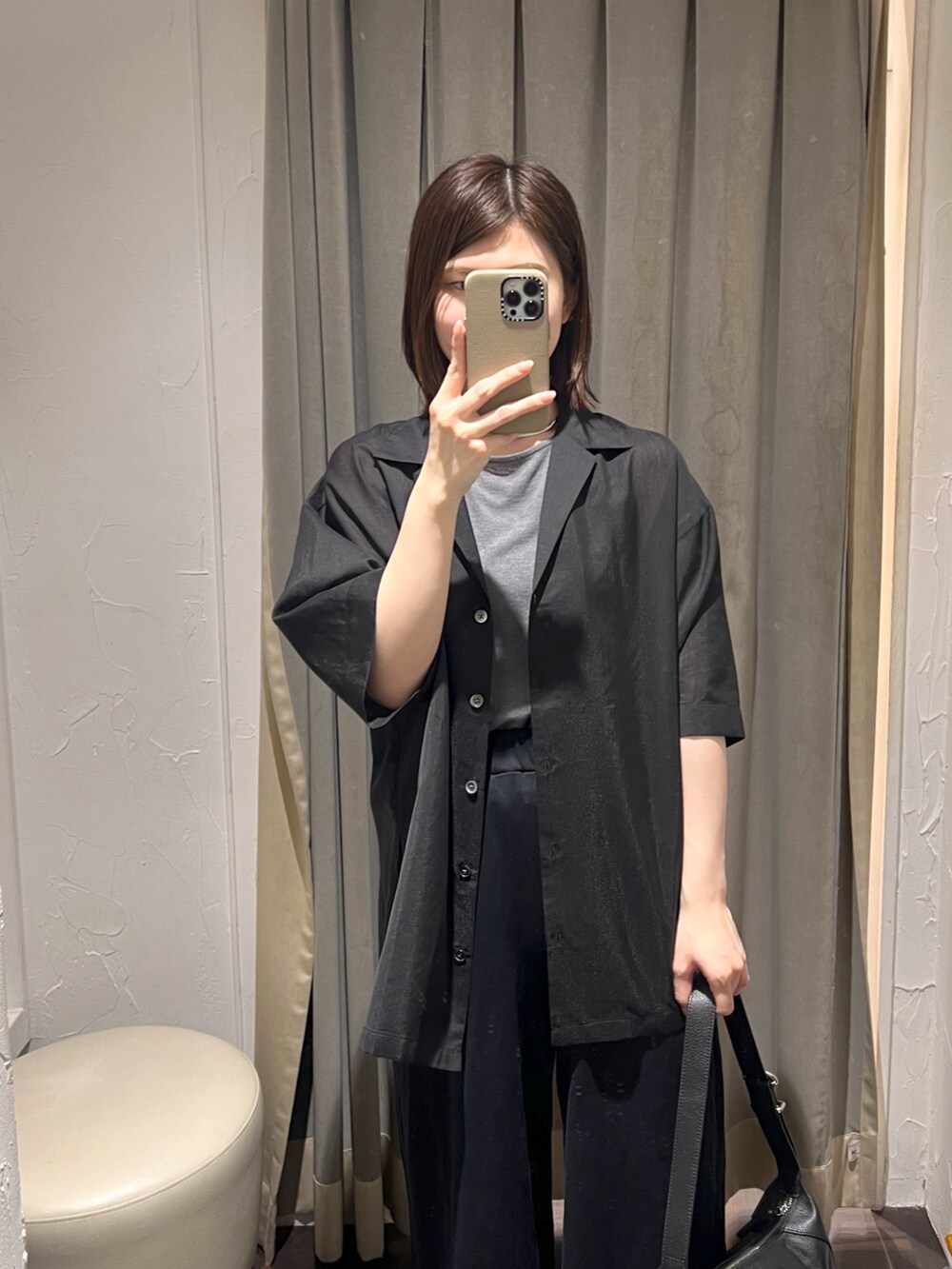 「シャツ、シャツスタイル、スウェット、スウェットパンツ、ブラック、ブラックコーデ、シアートップス、夏服、大人カジュアルコーデ、ラクチンコーデ、夏コーデ」|「RIVE DROITEの【コーデのポイントに】レザーボディバッグ(ハンドバッグ、ブラック系)」を使った、アカネさん(レディース・155cm)の夏コーディネートの4枚目の写真