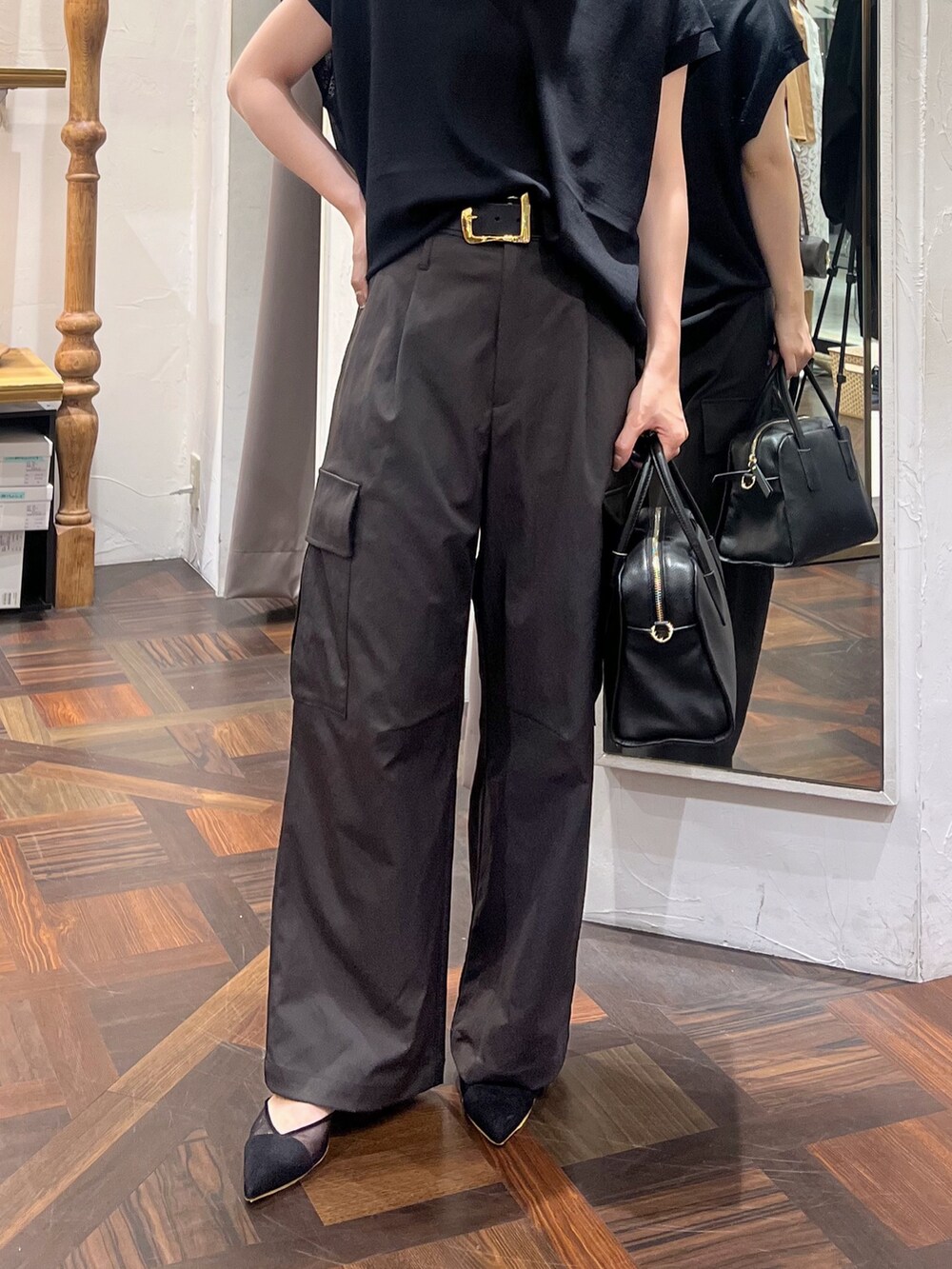 ブラック系のニット/セーター、ブラック系のボストンバッグ、ブラック系のパンプスを着用したレディースの秋コーディネートの8枚目の写真