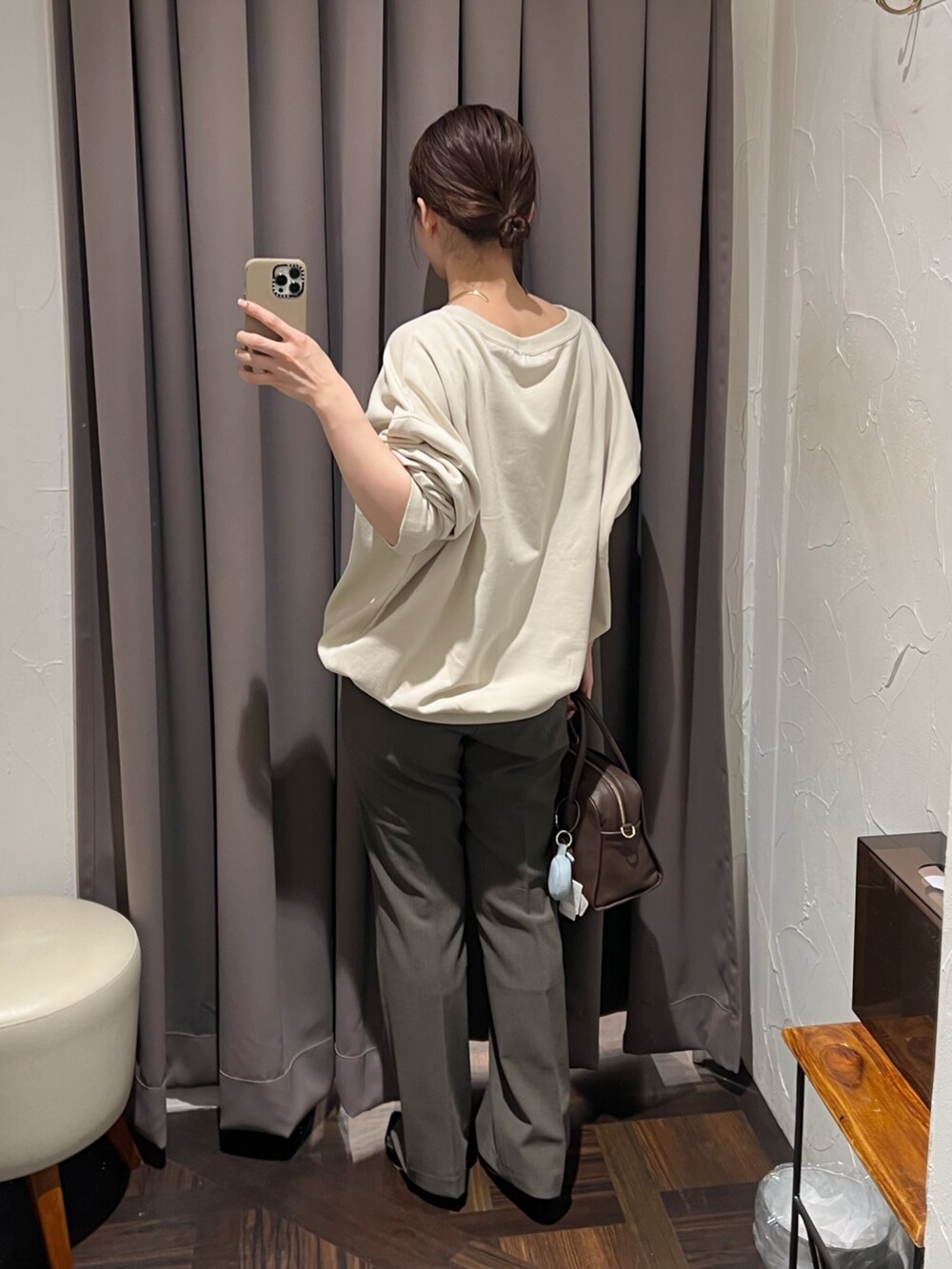 ホワイト系のスウェット、ブラウン系のその他パンツ、ブラック系のパンプスを着用したレディースの冬コーディネートの3枚目の写真