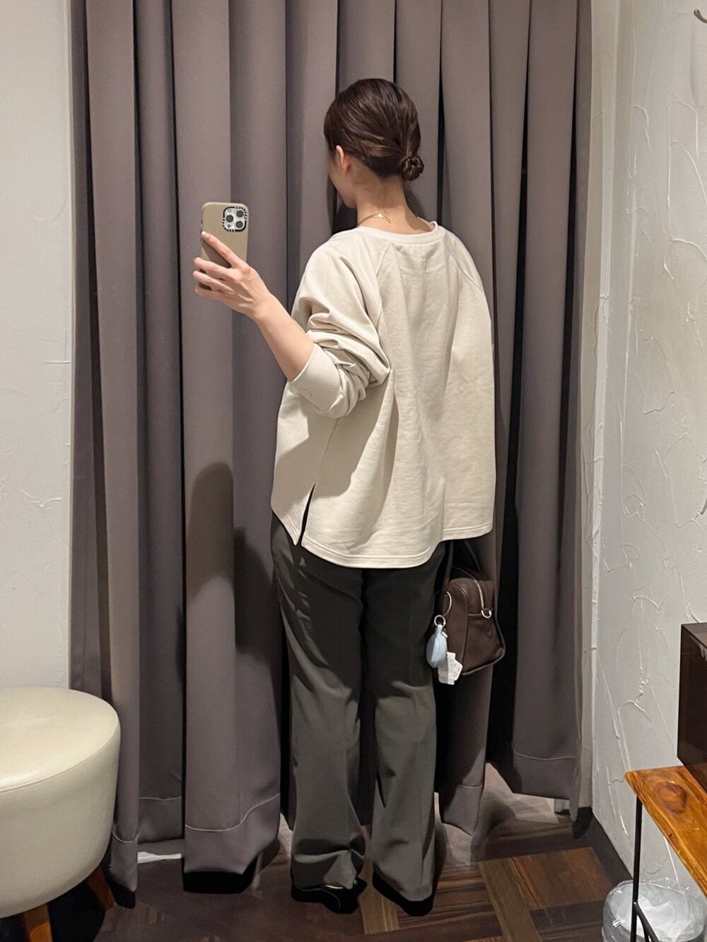 ベージュ系のスウェット、ブラウン系のその他パンツ、ブラウン系のボストンバッグを着用したレディースの秋コーディネートの3枚目の写真