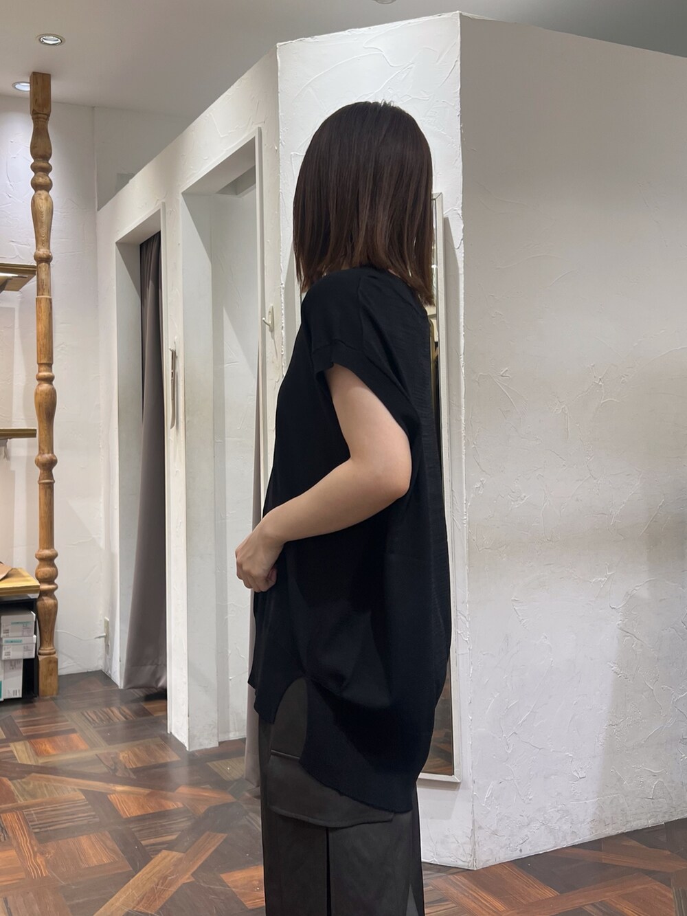 ブラック系のニット/セーター、ブラック系のボストンバッグ、ブラック系のパンプスを着用したレディースの秋コーディネートの6枚目の写真