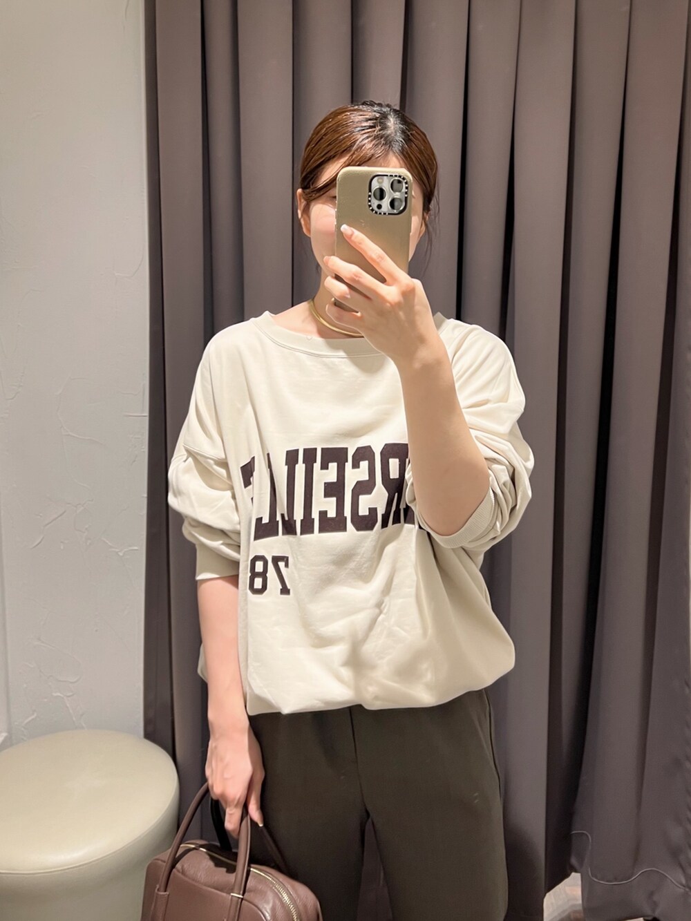 ブラウン系のその他アウター、ホワイト系のスウェット、ブラウン系のその他パンツを着用したレディースの冬コーディネートの9枚目の写真