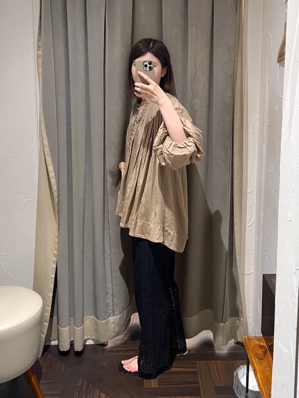 ブラウン系のシャツ/ブラウス、ホワイト系のその他パンツ、ゴールド系のチョーカーを着用したレディースの夏コーディネートの2枚目の写真