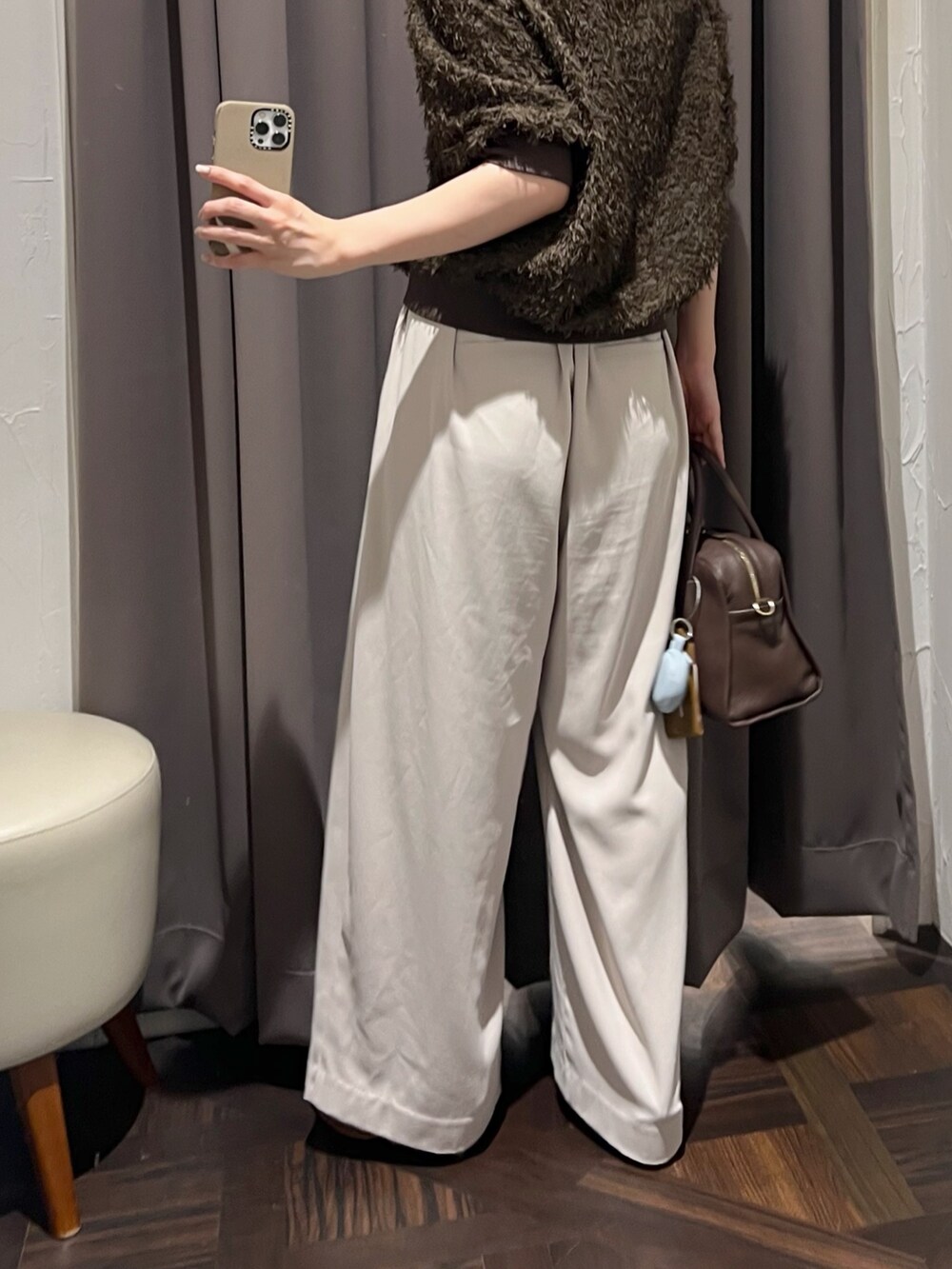 ブラウン系のシャツ/ブラウス、グレー系のスラックス、ブラウン系のパンプスを着用したレディースの秋コーディネートの9枚目の写真