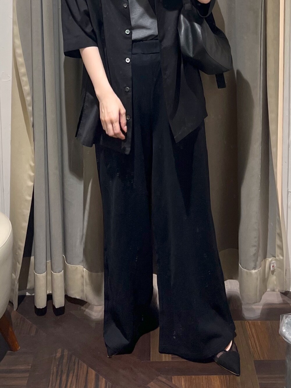 「シャツ、シャツスタイル、スウェット、スウェットパンツ、ブラック、ブラックコーデ、シアートップス、夏服、大人カジュアルコーデ、ラクチンコーデ、夏コーデ」|「RIVE DROITEの【コーデのポイントに】レザーボディバッグ(ハンドバッグ、ブラック系)」を使った、アカネさん(レディース・155cm)の夏コーディネートの7枚目の写真