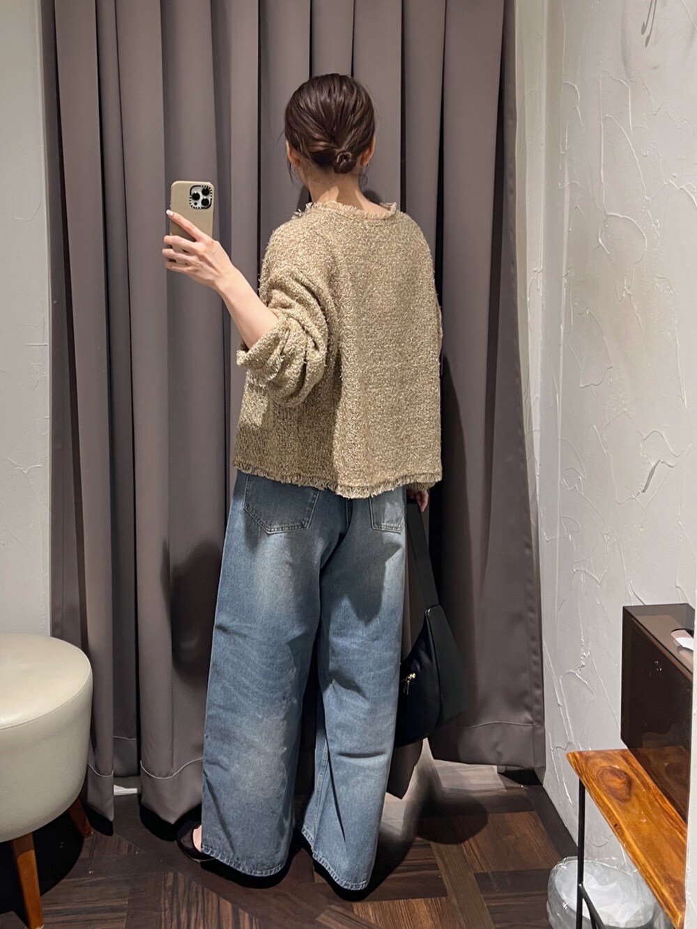 ベージュ系のカーディガン/ボレロ、ブルー系のデニムパンツ、ブラック系のショルダーバッグを着用したレディースの秋コーディネートの3枚目の写真