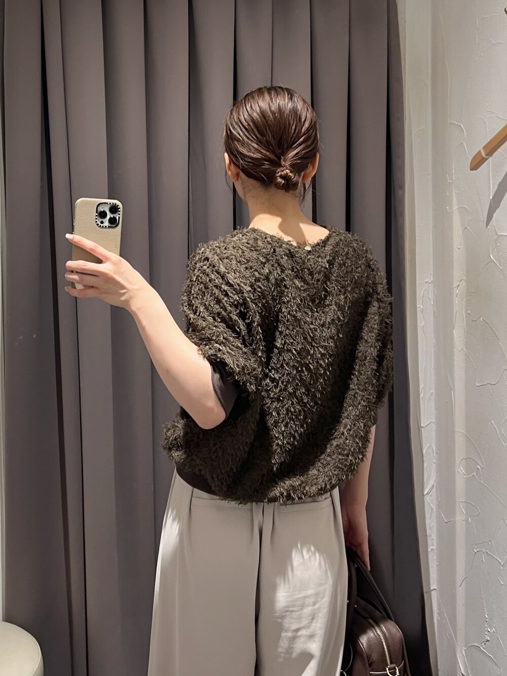 ブラウン系のシャツ/ブラウス、グレー系のスラックス、ブラウン系のパンプスを着用したレディースの秋コーディネートの6枚目の写真