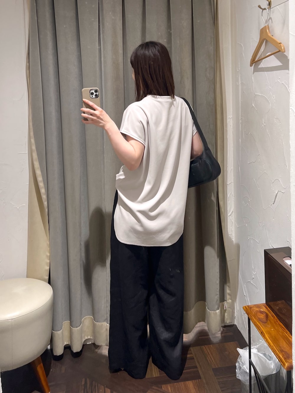 ブラック系のその他パンツ、ベージュ系のTシャツ/カットソー、ベージュ系のサンダルを着用したレディースの夏コーディネートの3枚目の写真