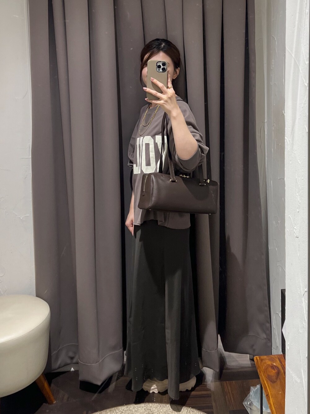 ブラウン系のスウェット、ブラウン系のスカート、ブラウン系のショルダーバッグを着用したレディースの秋コーディネートの3枚目の写真