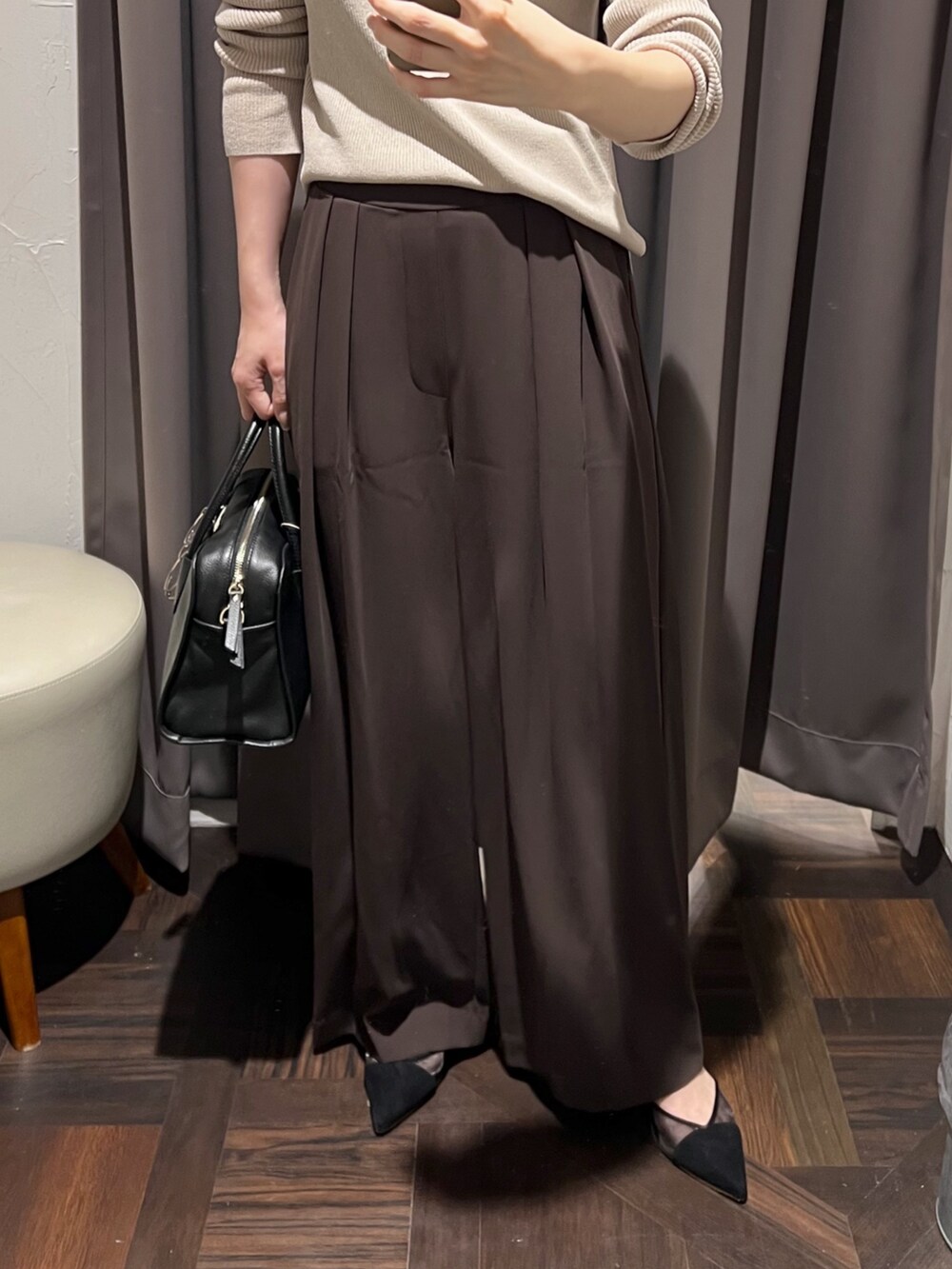 ブラウン系のカーディガン/ボレロ、ブラウン系のスラックス、ブラック系のパンプスを着用したレディースの冬コーディネートの10枚目の写真