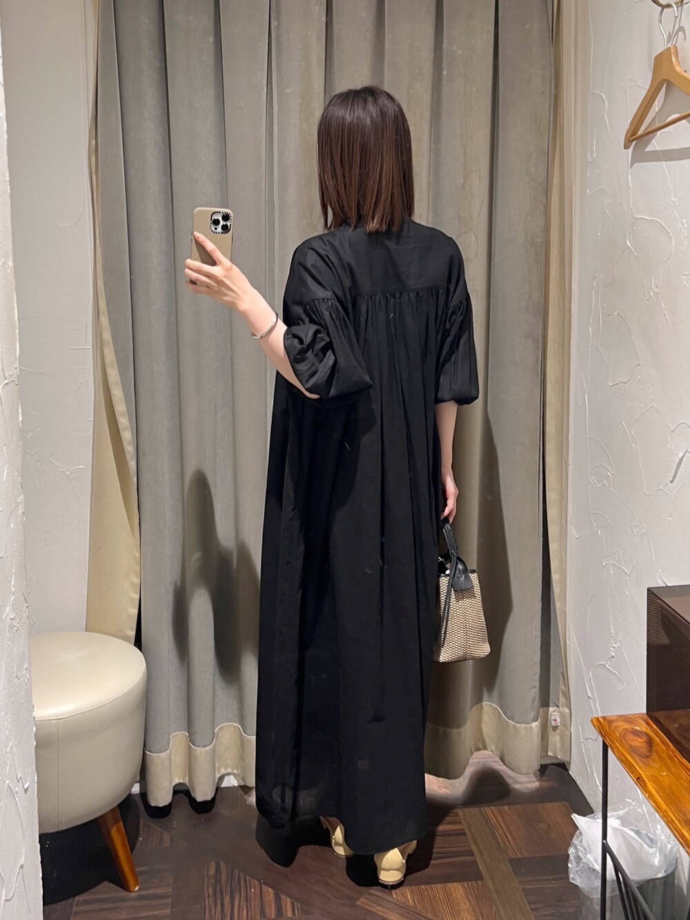 ブラック系のワンピース、ベージュ系のサンダル、ブラック系のハンドバッグを着用したレディースの夏コーディネートの3枚目の写真