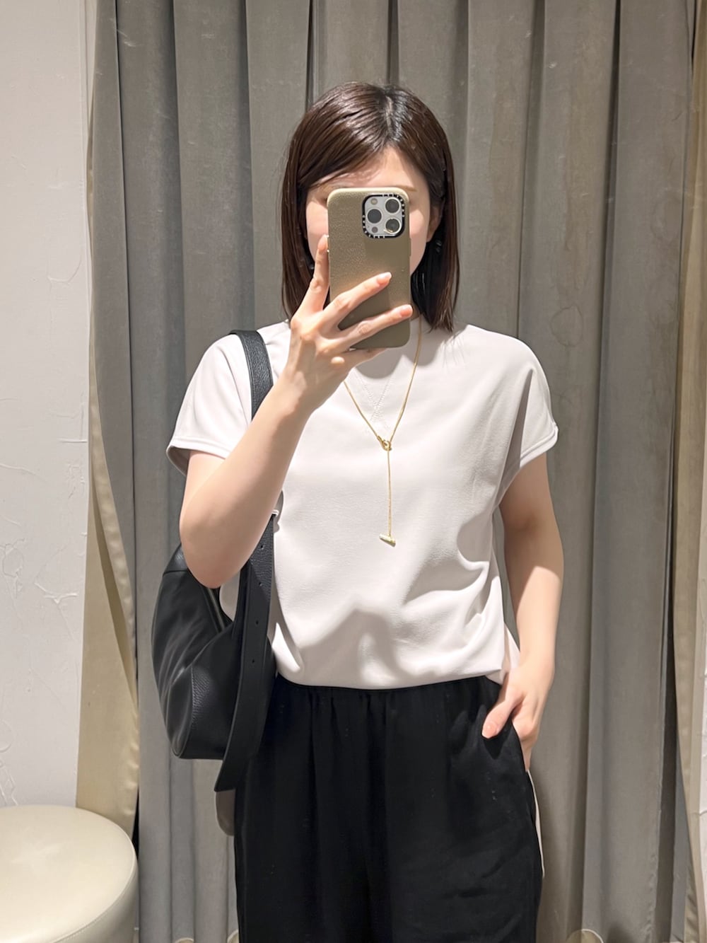 ブラック系のその他パンツ、ベージュ系のTシャツ/カットソー、ベージュ系のサンダルを着用したレディースの夏コーディネートの4枚目の写真