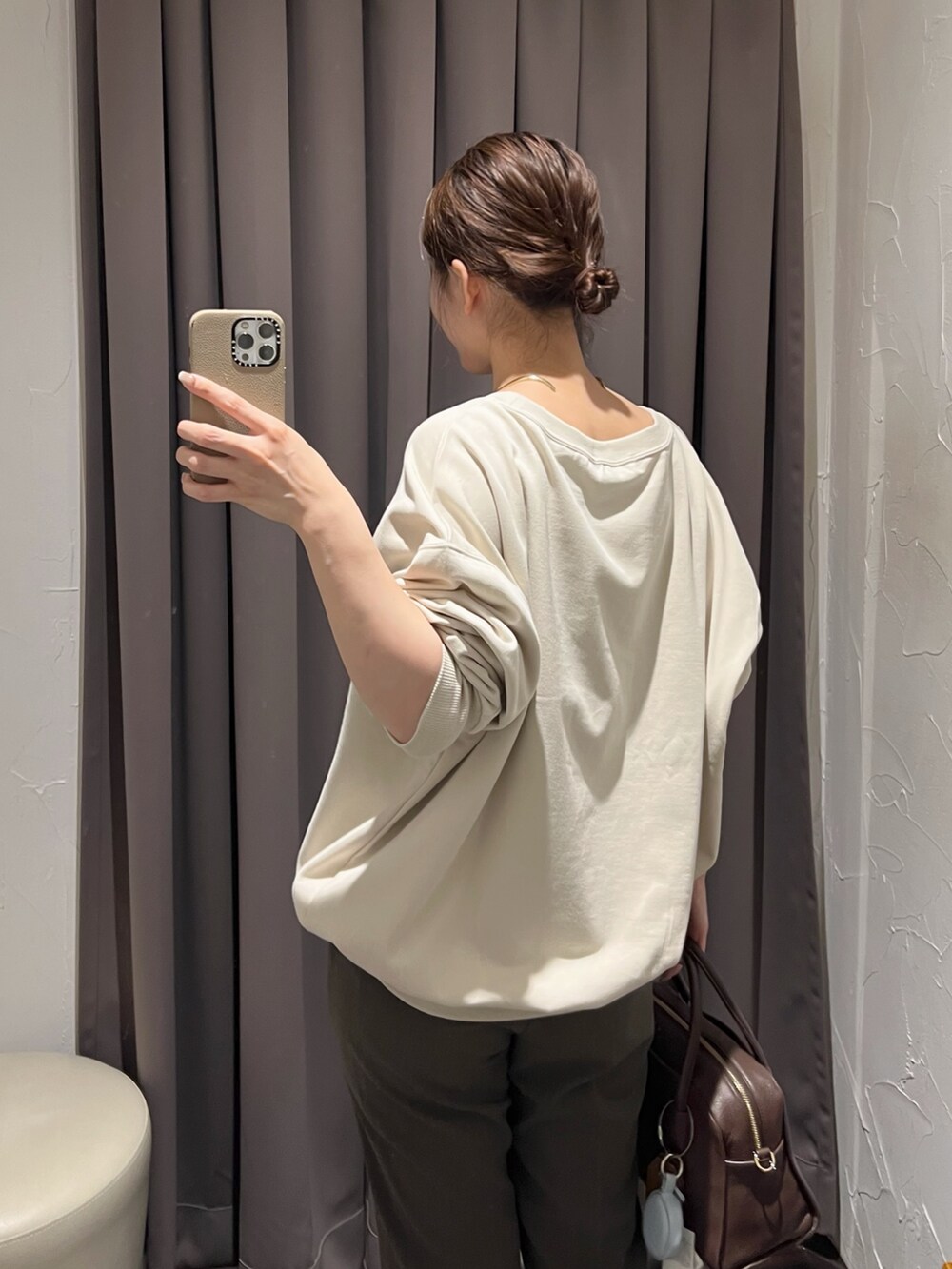 ホワイト系のスウェット、ブラウン系のその他パンツ、ブラック系のパンプスを着用したレディースの冬コーディネートの6枚目の写真