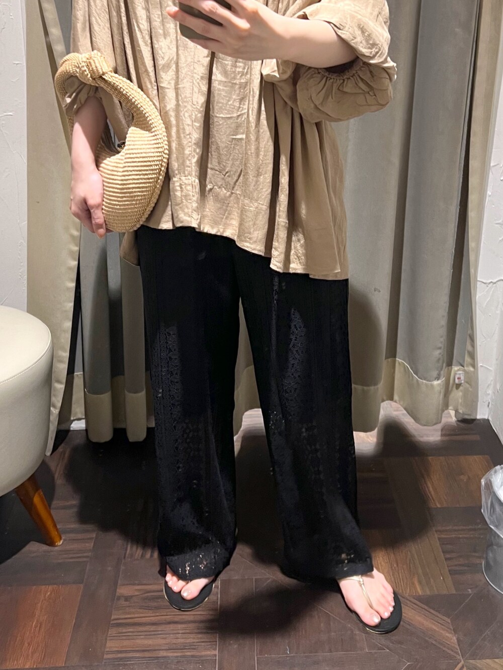 ブラウン系のシャツ/ブラウス、ホワイト系のその他パンツ、ゴールド系のチョーカーを着用したレディースの夏コーディネートの5枚目の写真