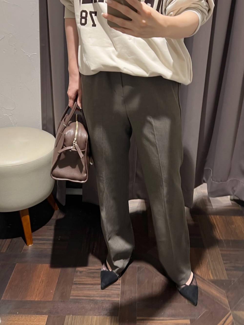 ブラウン系のその他アウター、ホワイト系のスウェット、ブラウン系のその他パンツを着用したレディースの冬コーディネートの10枚目の写真