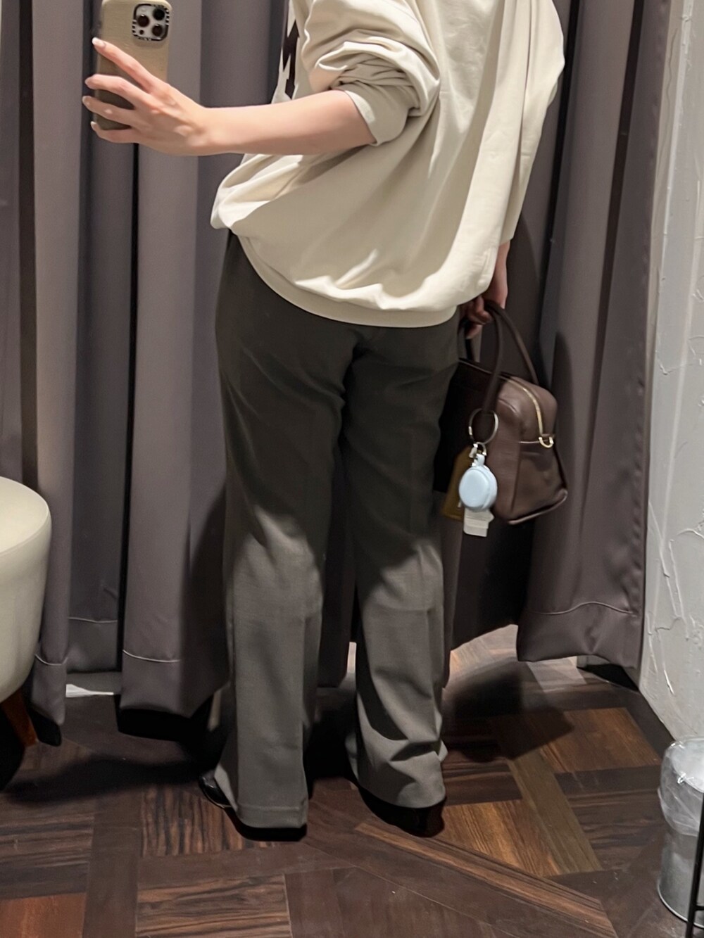 ホワイト系のスウェット、ブラウン系のその他パンツ、ブラック系のパンプスを着用したレディースの冬コーディネートの9枚目の写真