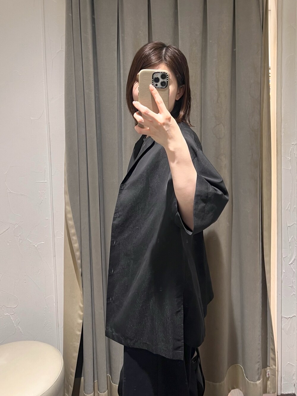 「シャツ、シャツスタイル、スウェット、スウェットパンツ、ブラック、ブラックコーデ、シアートップス、夏服、大人カジュアルコーデ、ラクチンコーデ、夏コーデ」|「RIVE DROITEの【コーデのポイントに】レザーボディバッグ(ハンドバッグ、ブラック系)」を使った、アカネさん(レディース・155cm)の夏コーディネートの5枚目の写真