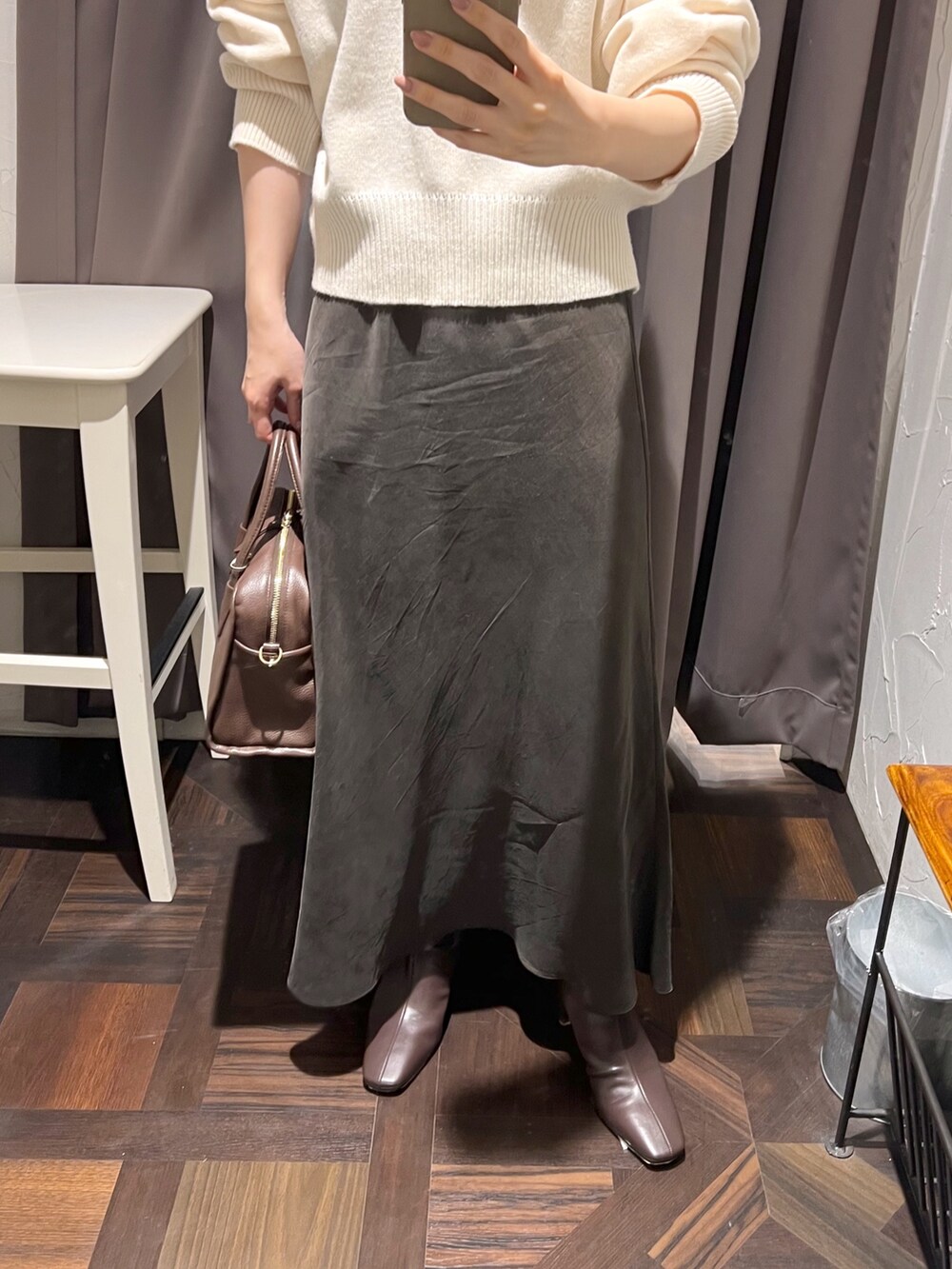 ブラウン系のその他アウター、ブラウン系のスカート、ホワイト系のニット/セーターを着用したレディースの秋コーディネートの10枚目の写真