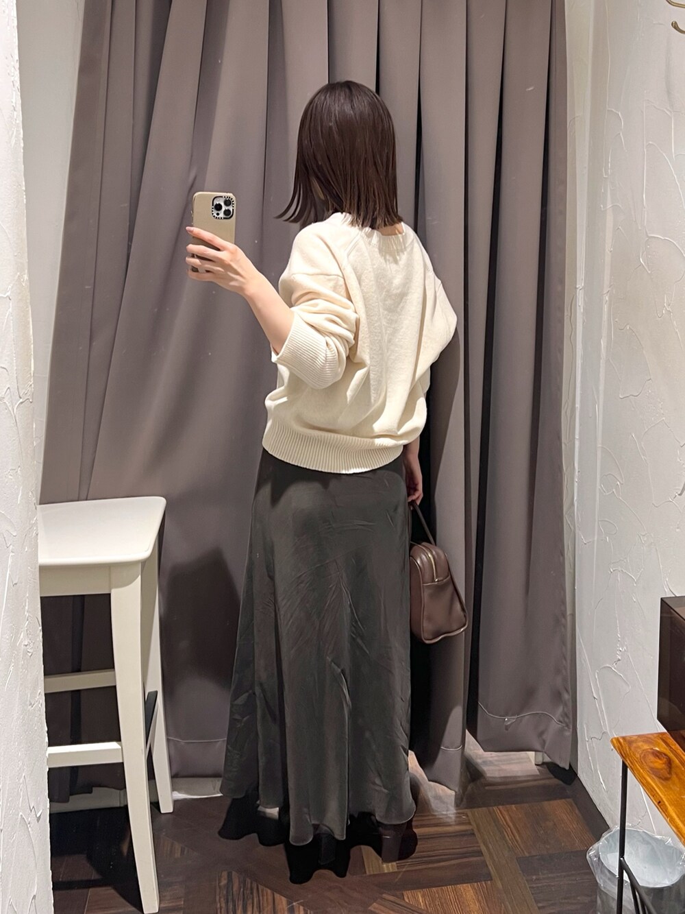 ホワイト系のニット/セーター、ブラウン系のボストンバッグ、ブラウン系のスカートを着用したレディースの秋コーディネートの4枚目の写真