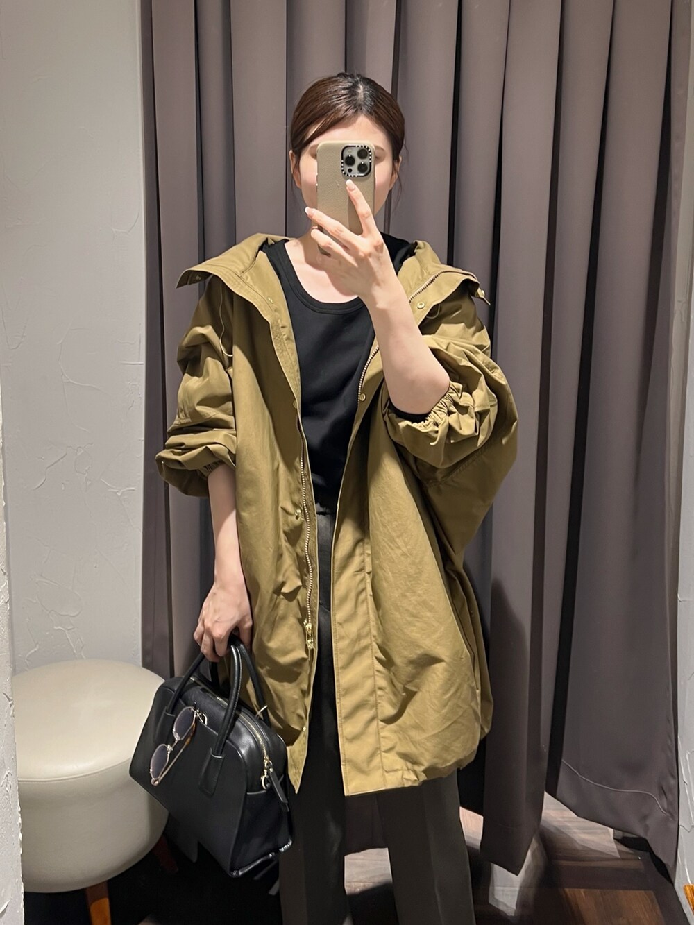 イエロー系のその他アウター、ブラック系のTシャツ/カットソー、ブラウン系のその他パンツを着用したレディースの秋コーディネートの5枚目の写真