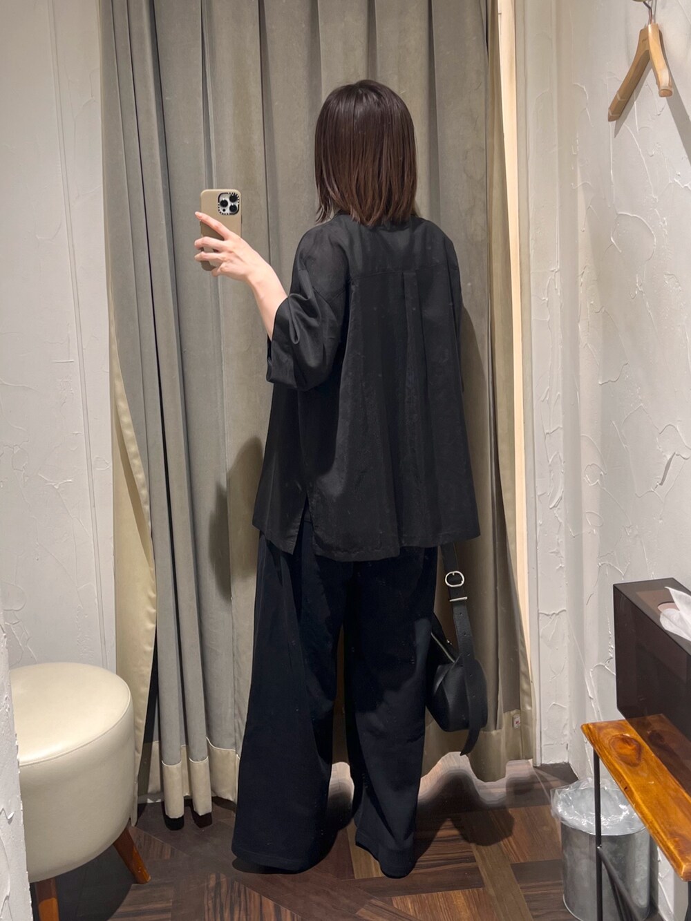 「シャツ、シャツスタイル、スウェット、スウェットパンツ、ブラック、ブラックコーデ、シアートップス、夏服、大人カジュアルコーデ、ラクチンコーデ、夏コーデ」|「RIVE DROITEの【コーデのポイントに】レザーボディバッグ(ハンドバッグ、ブラック系)」を使った、アカネさん(レディース・155cm)の夏コーディネートの3枚目の写真