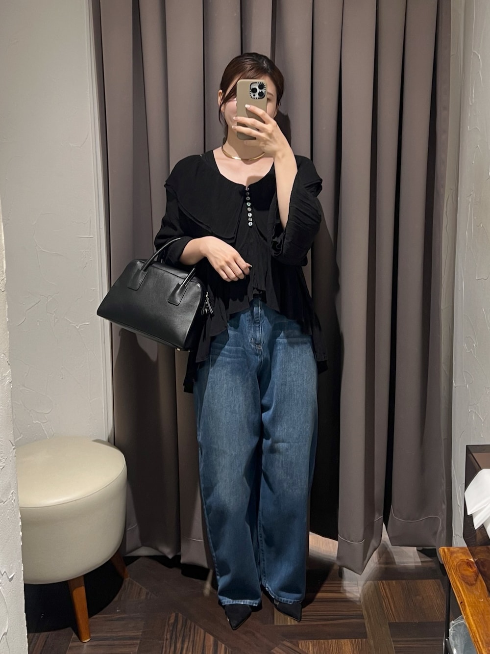 ブラック系のシャツ/ブラウス、ブルー系のデニムパンツ、ブラック系のパンプスを着用したレディースの冬コーディネートの2枚目の写真