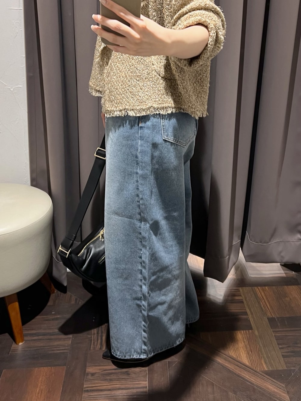 ベージュ系のカーディガン/ボレロ、ブルー系のデニムパンツ、ブラック系のショルダーバッグを着用したレディースの秋コーディネートの8枚目の写真