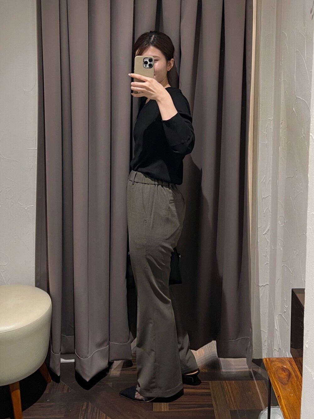 ブラック系のTシャツ/カットソー、ブラック系のボストンバッグ、ブラウン系のその他パンツを着用したレディースの秋コーディネートの3枚目の写真